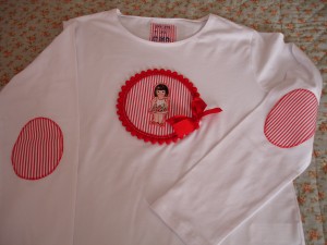 Camiseta en rayas rojas