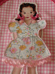 Detalle camiseta muñeca rosa