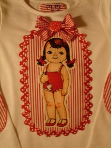 Muñequita camiseta clara