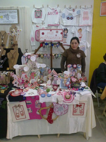 En mi puesto al comenzar el mercado de artesanía