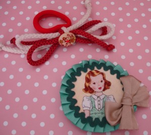 coletero y broche rojo y verde