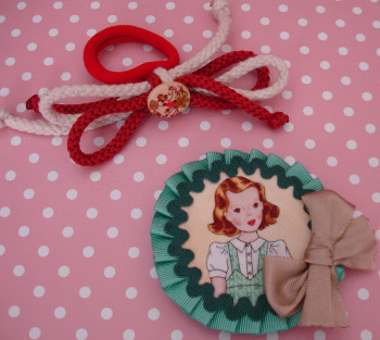 coletero y broche rojo y verde