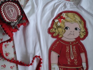Detalle camiseta muñeca roja