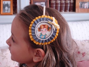 Valeria con diadema amarilla copia