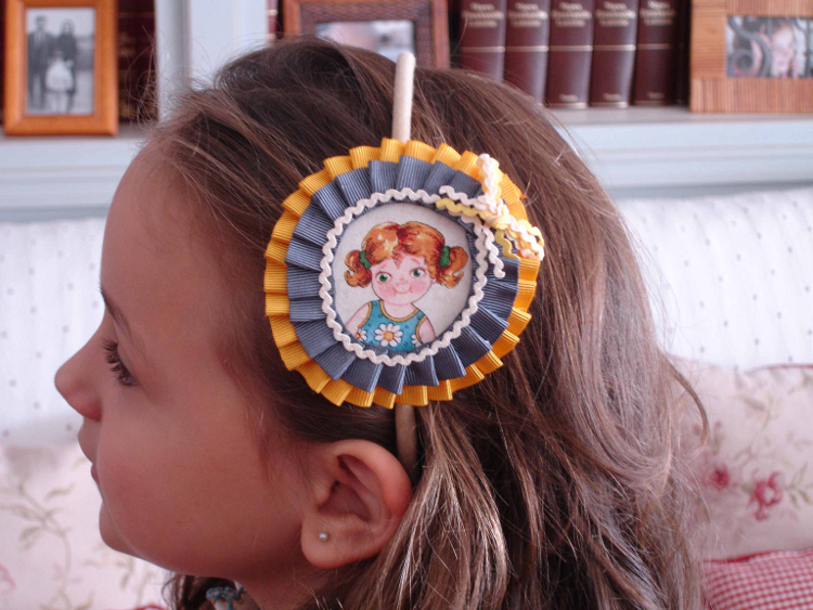 Valeria con diadema amarilla copia