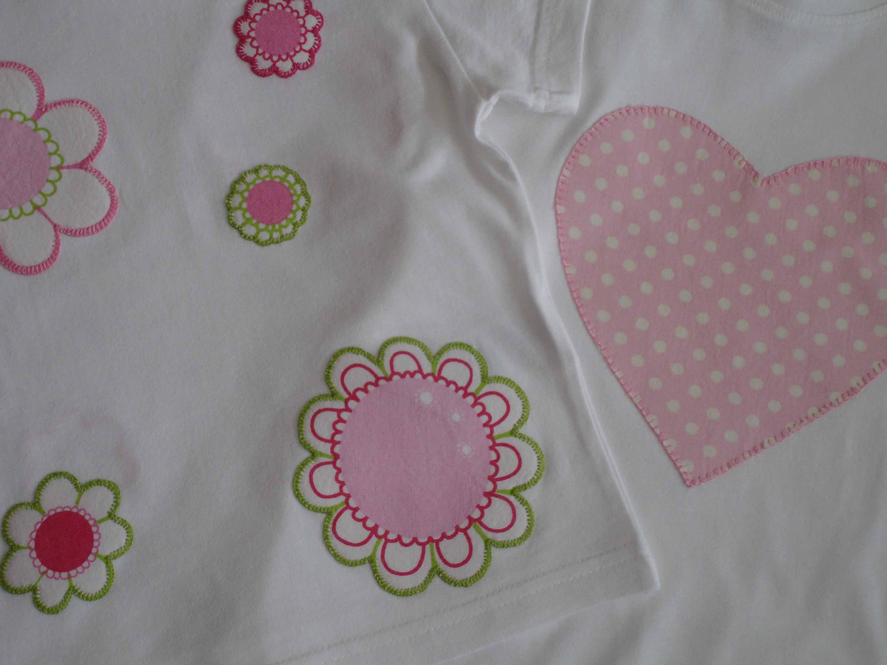 detalle camisetas flores y corazón copia