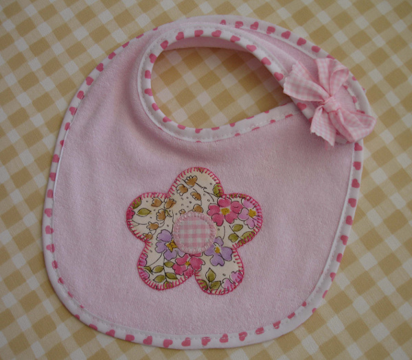 babero florecita rosa
