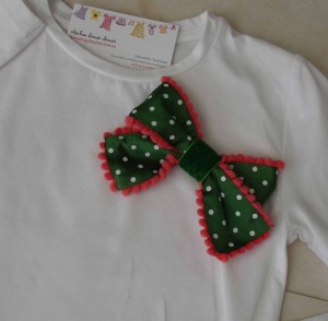 Camiseta coral y verde. Detalle lazo