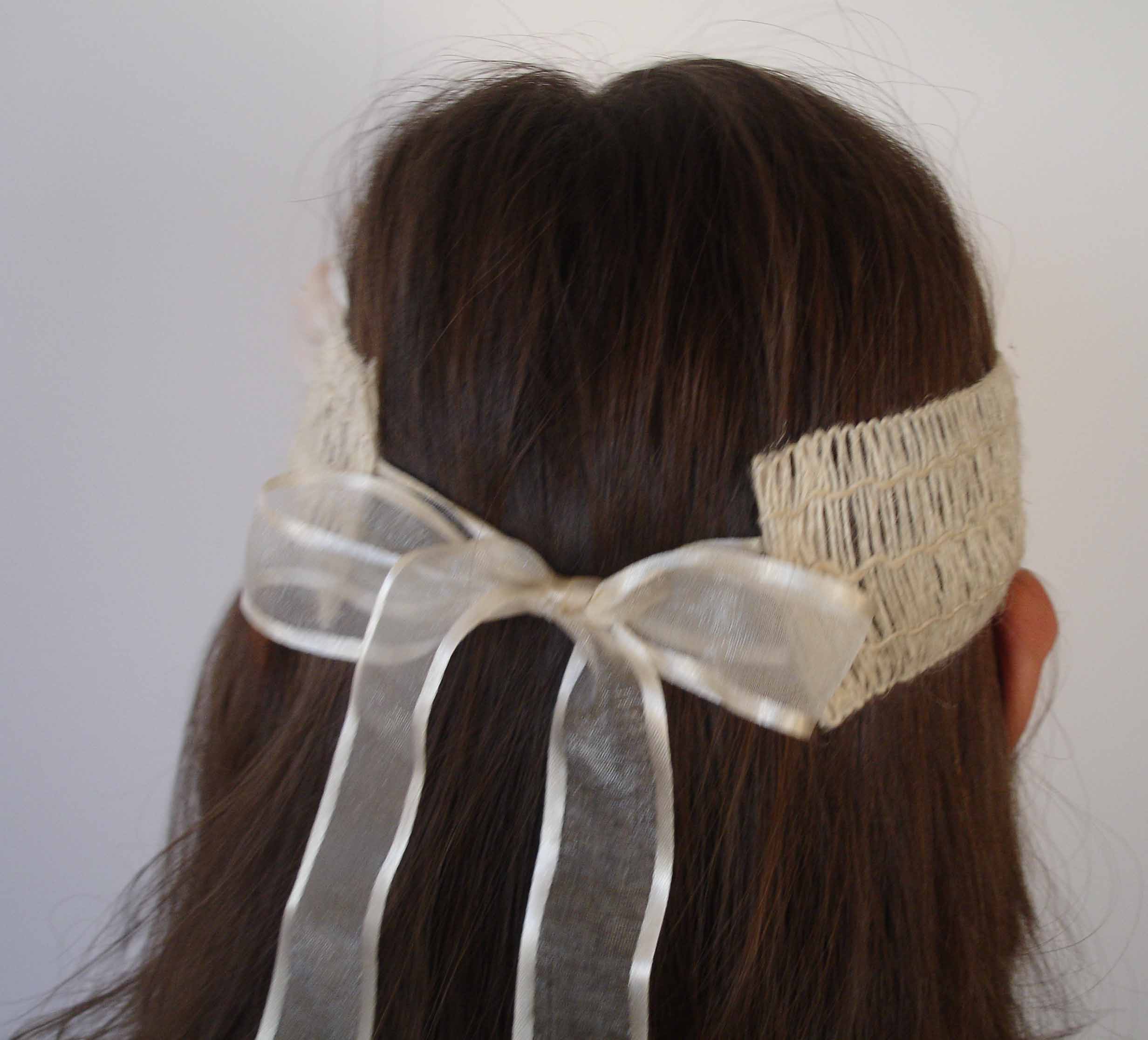 turbante rafia y flor Valeria. Trasera