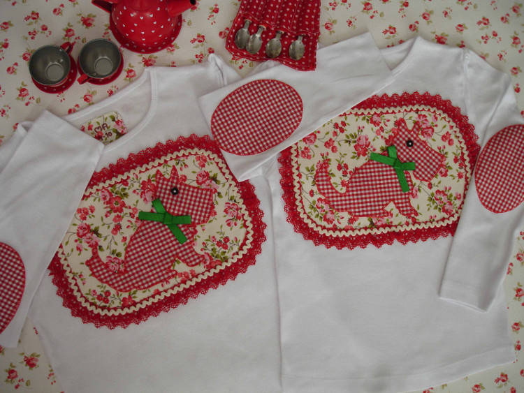 Camisetas Marta y Ana. Perritos rojos 1