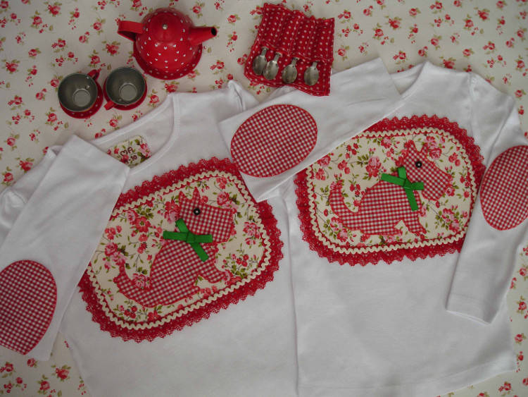 Camisetas Marta y Ana. Perritos rojos