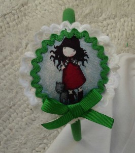 Camiseta Gorjuss en verde. Diadema