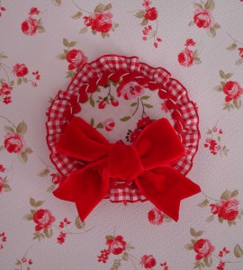 Polo rojo muñequita y pinza