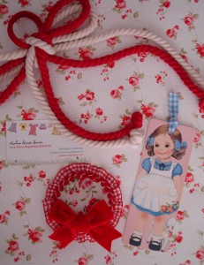Polo rojo muñequita y pinza 6