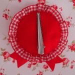 Polo rojo muñequita y pinza. Trasera