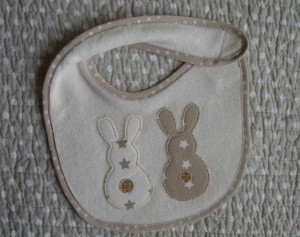 babero beige conejitos