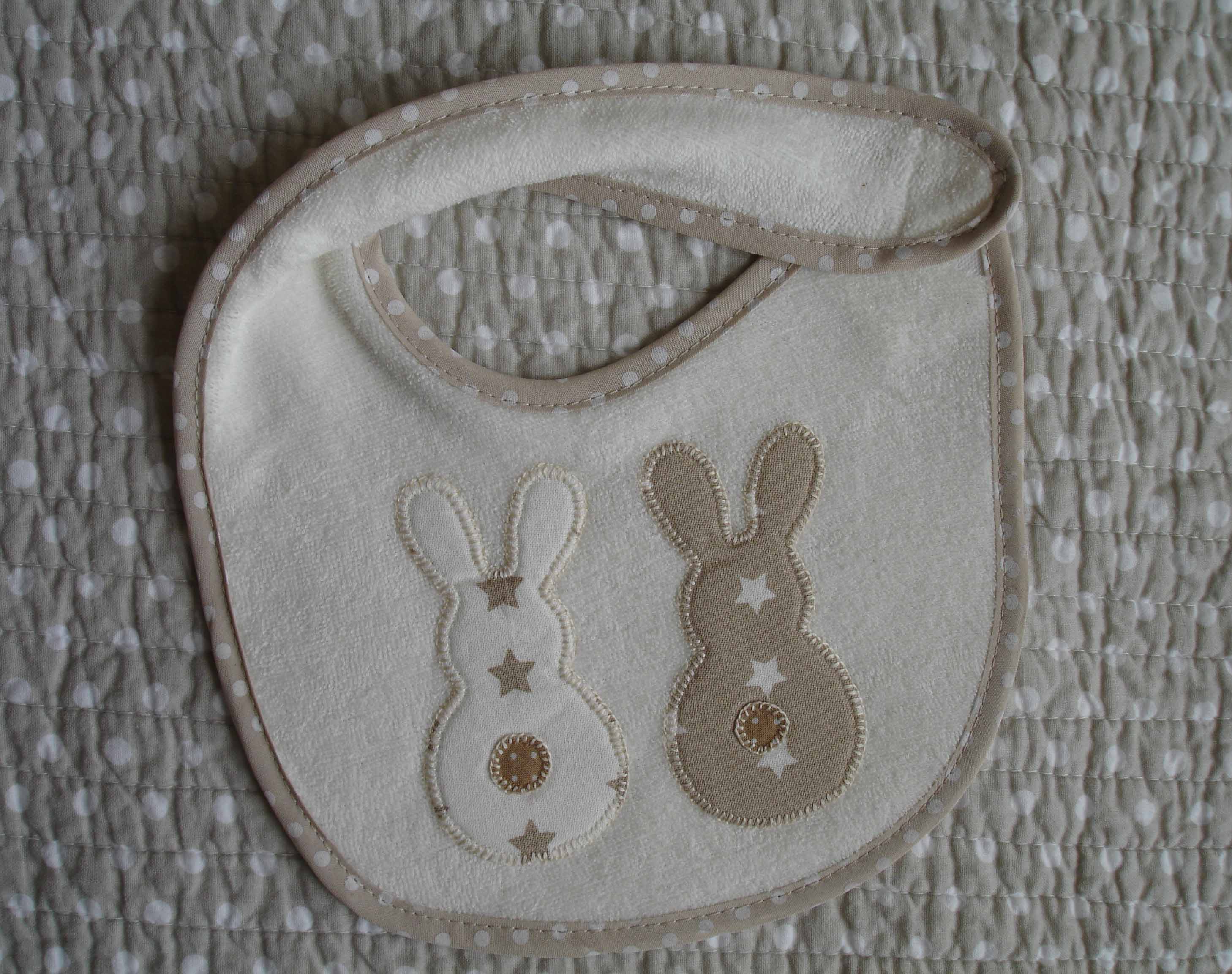babero beige conejitos