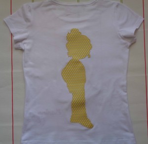 Camiseta muñeca con vestido de volantes. Marina 1