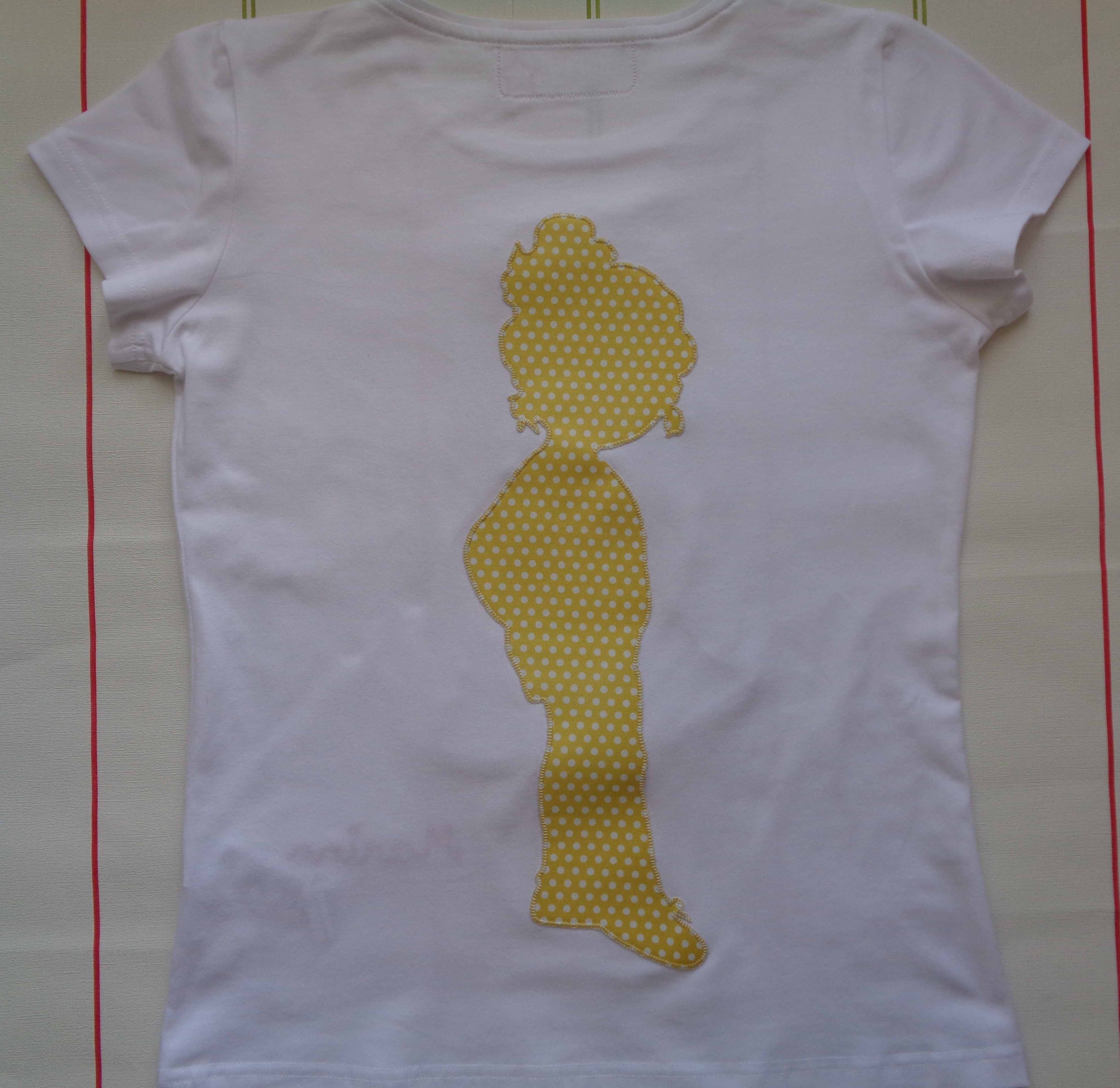 Camiseta muñeca con vestido de volantes. Marina 1