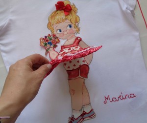 Camiseta muñeca con vestido de volantes. Marina 2