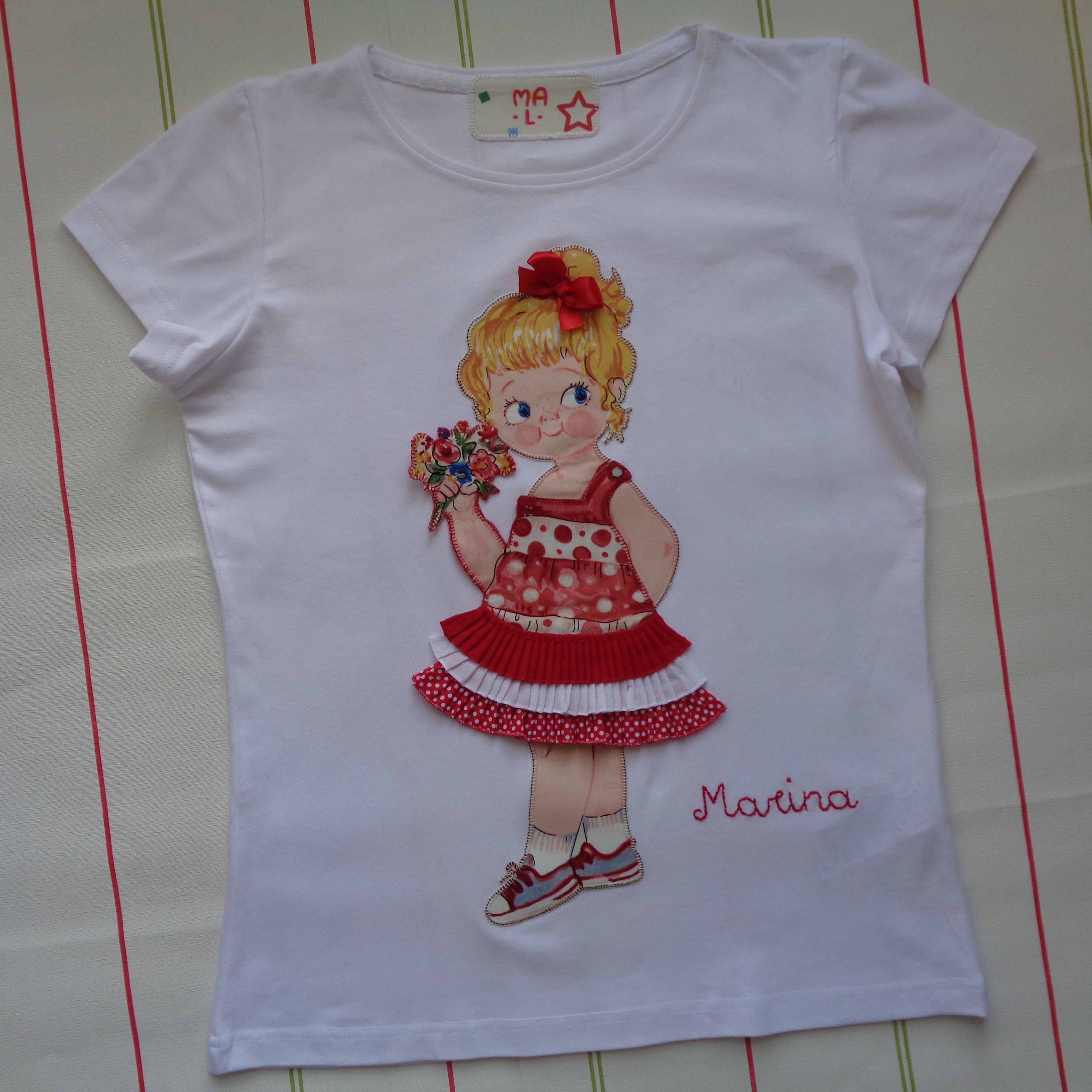 Camiseta muñeca con vestido de volantes. Marina 3