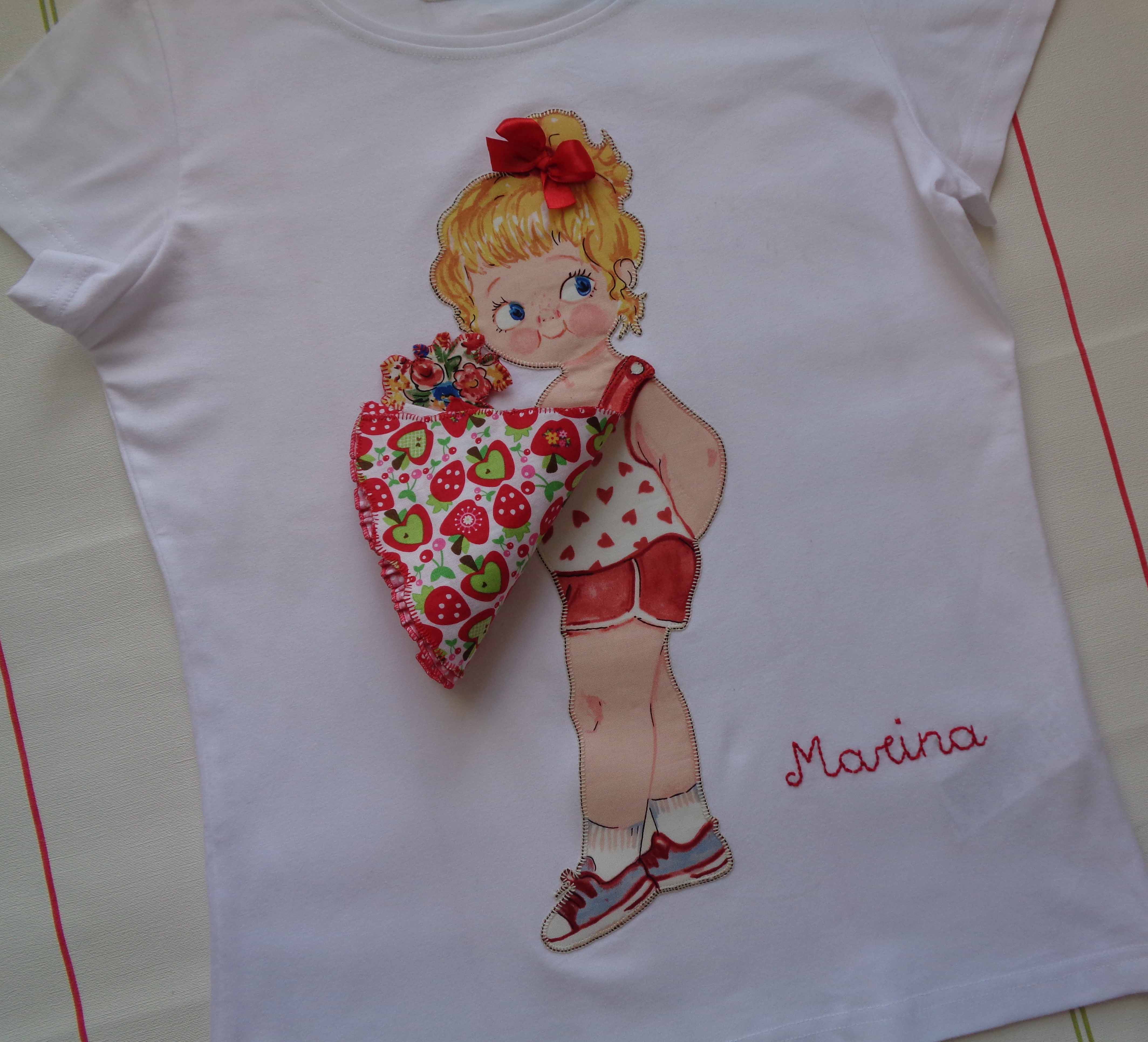 Camiseta muñeca con vestido de volantes. Marina