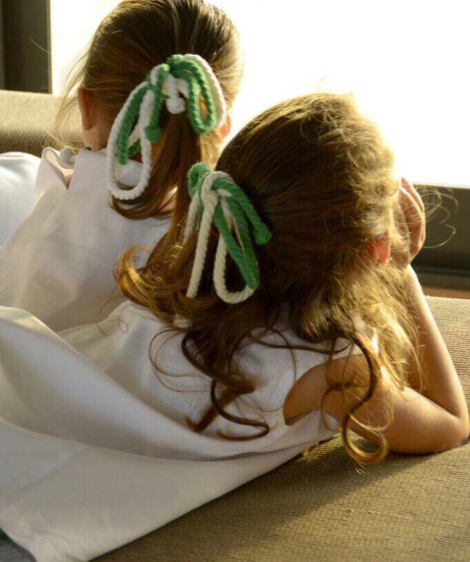 Foto de Jana y Julia con lacitos