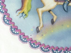 Camiseta Gorjuss caballito arco iris